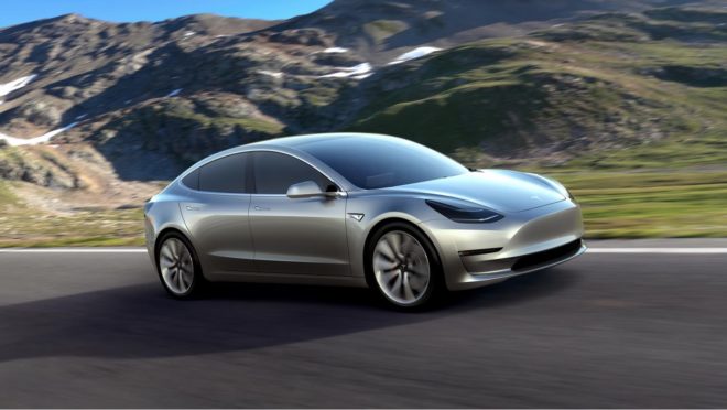Le auto Tesla saranno presto in grado di parlare con i pedoni